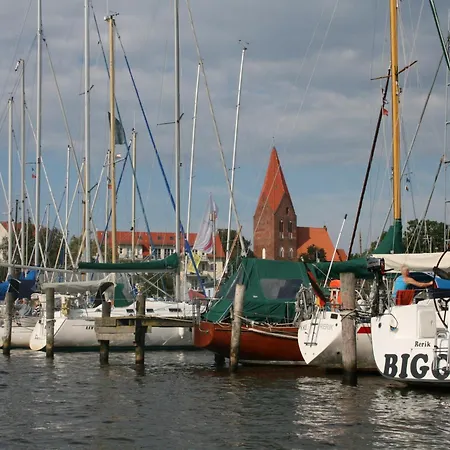 Apartment Landhauswohnung In Kroepelin Mit Grossem Garten *